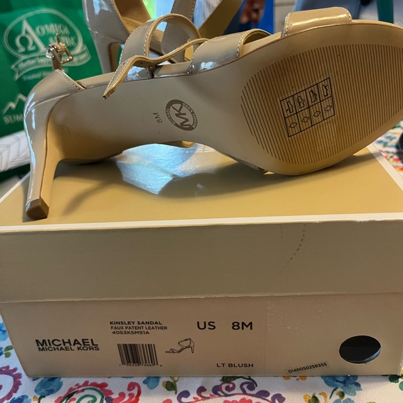 BNIB Michael Kors Kinsley sandal Nude patent faux leather Size 8 - Picture 3 of 6
